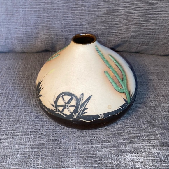 Vtg Southwest vase signed by artist on bottom - Picture 2 of 8